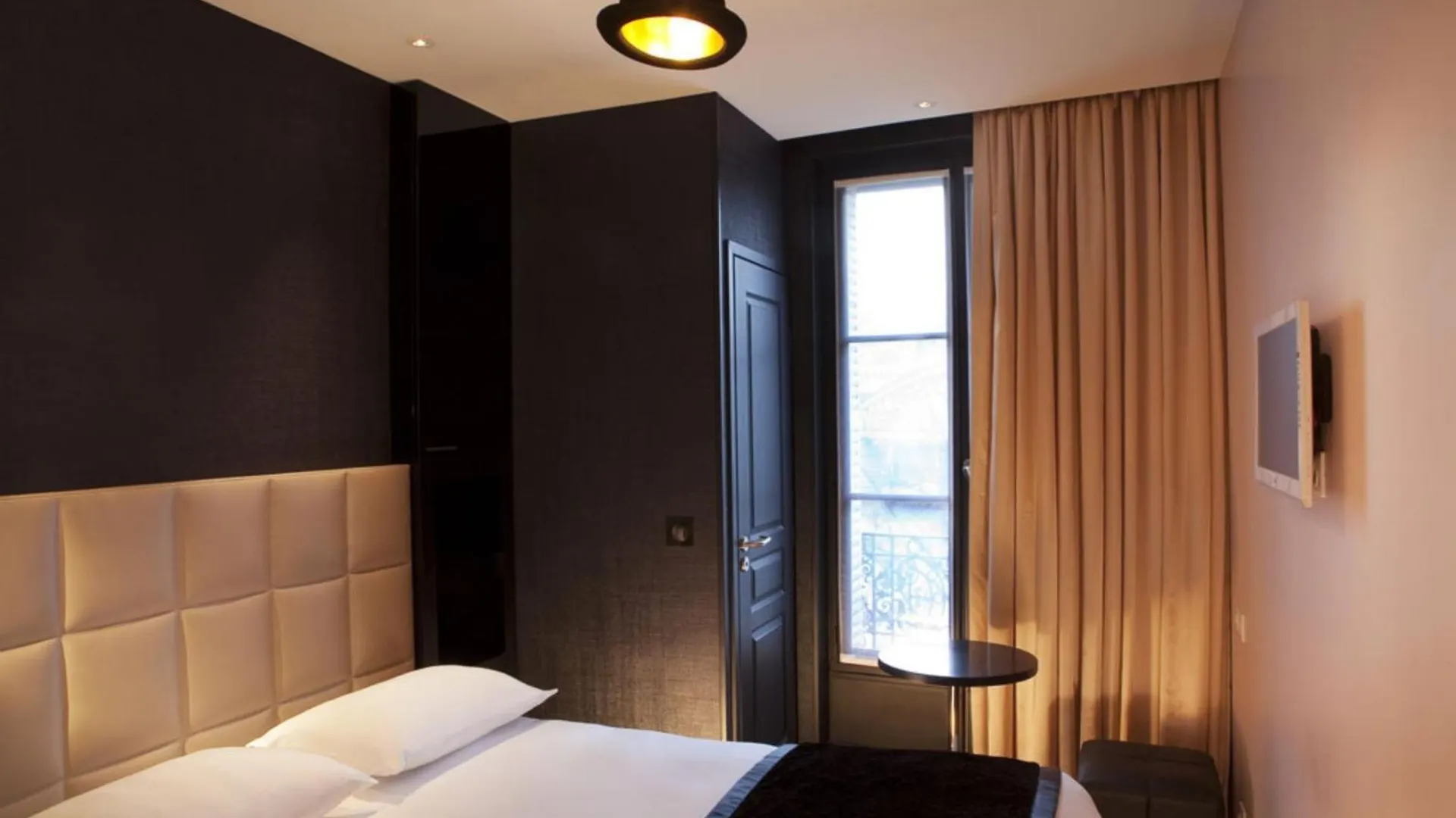 Hotel First Tour Eiffel 4*